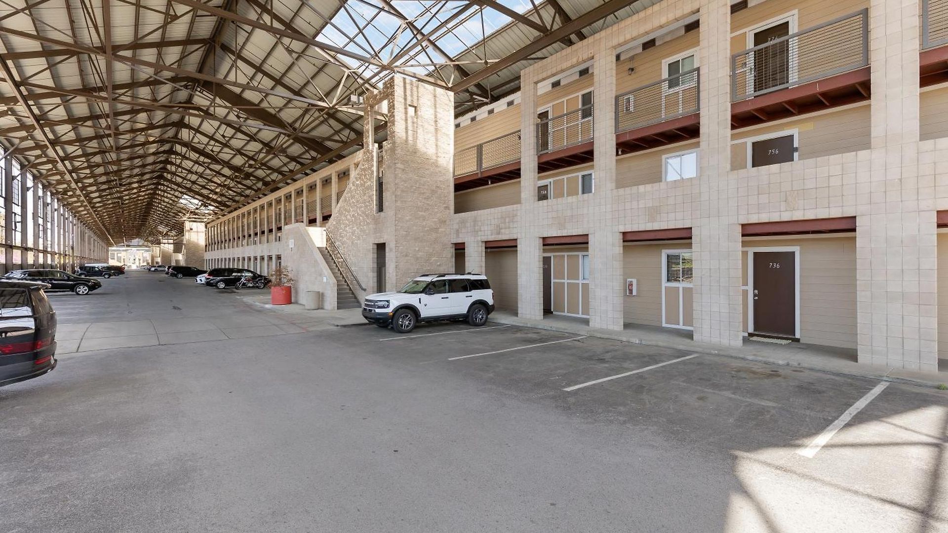 Oasis Walk To Broadway With Pool, Parking, Gym And Patio Apartment