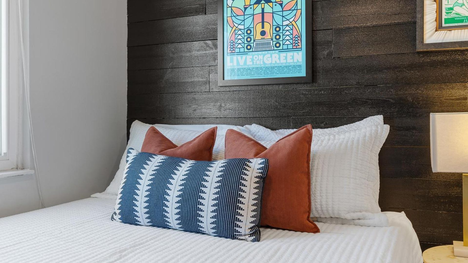 Apartment Oasis Walk To Broadway With Pool, Parking, Gym And Patio *