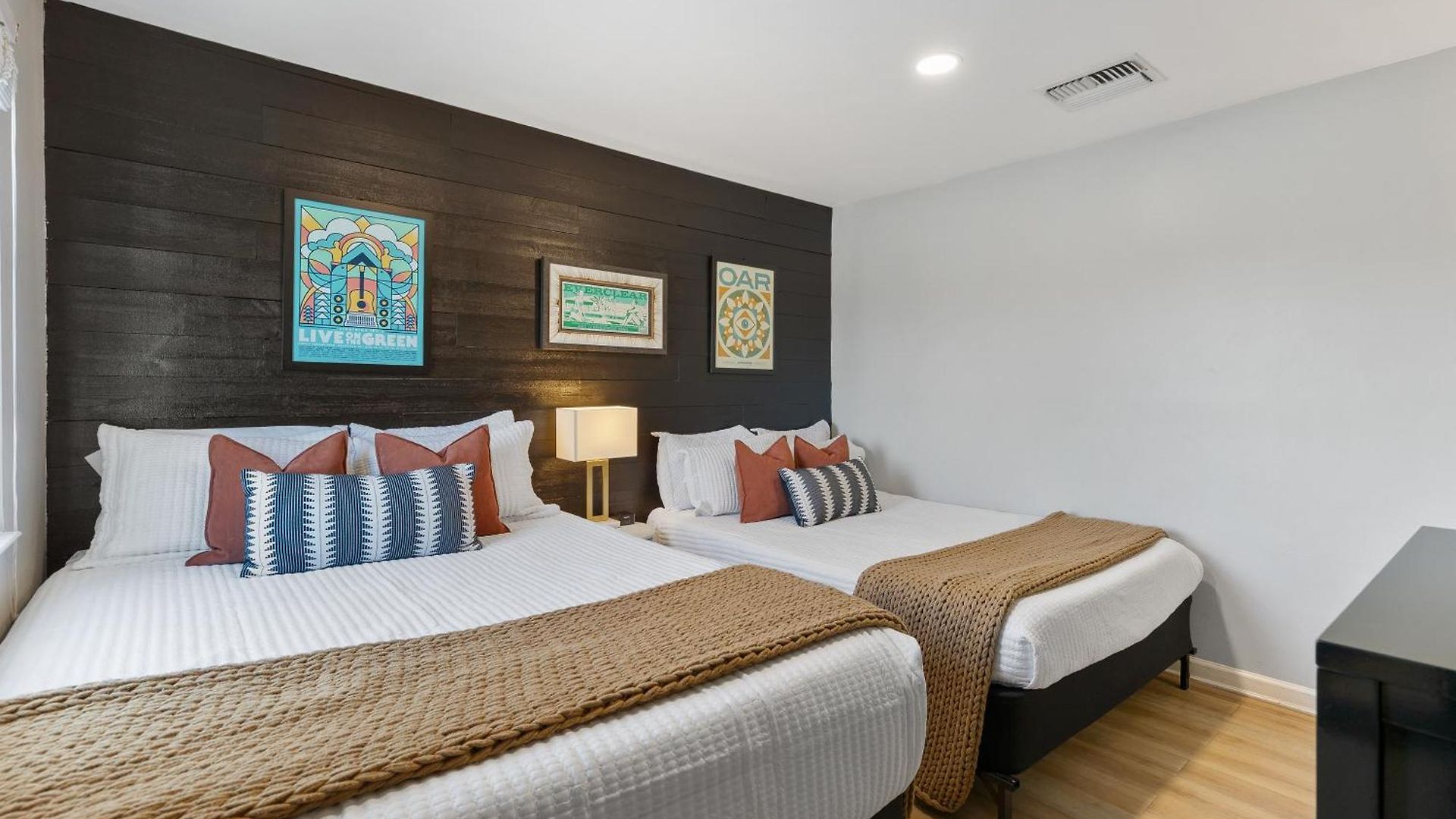 Apartment Oasis Walk To Broadway With Pool, Parking, Gym And Patio *
