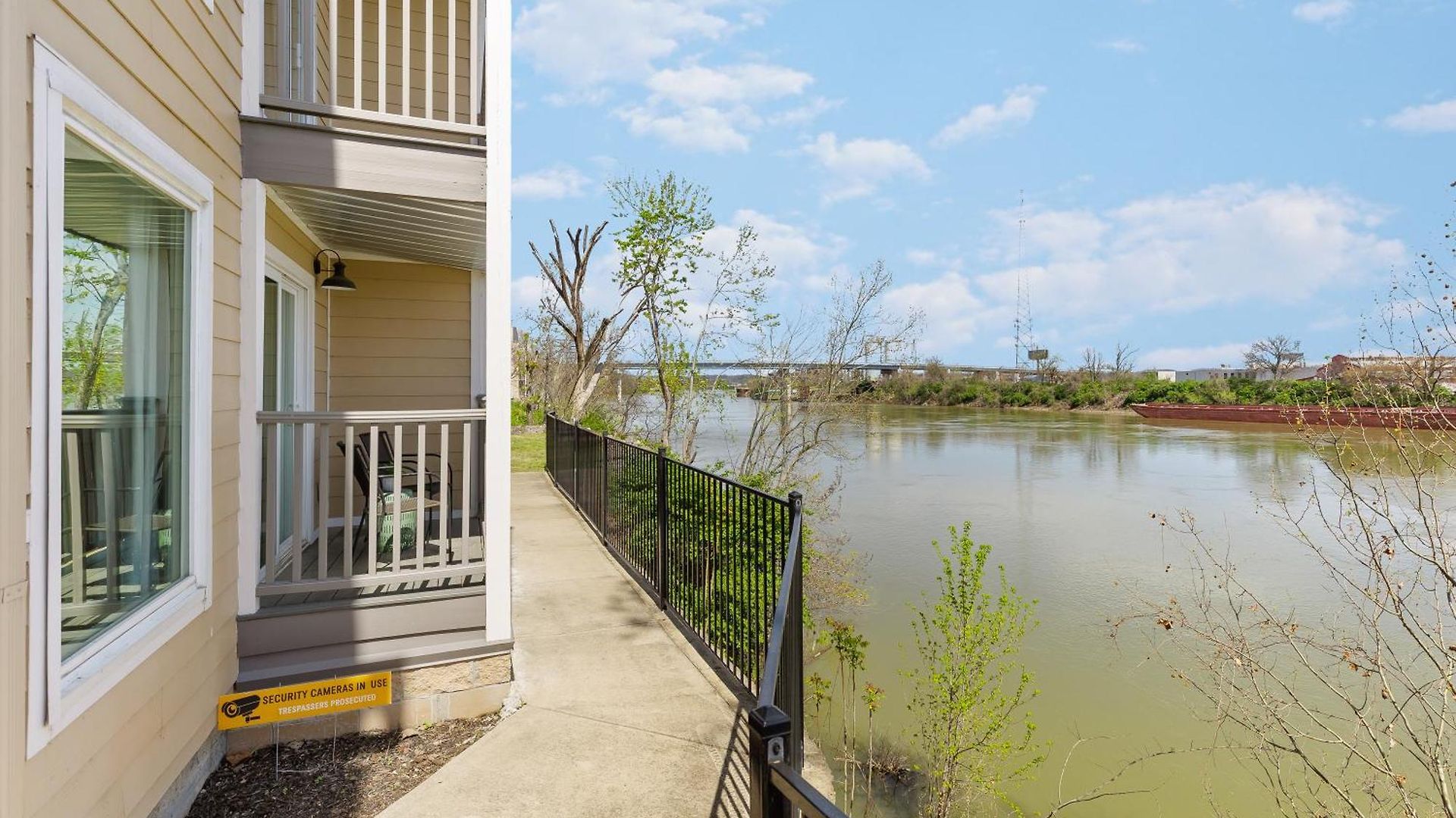 Oasis Walk To Broadway With Pool, Parking, Gym And Patio