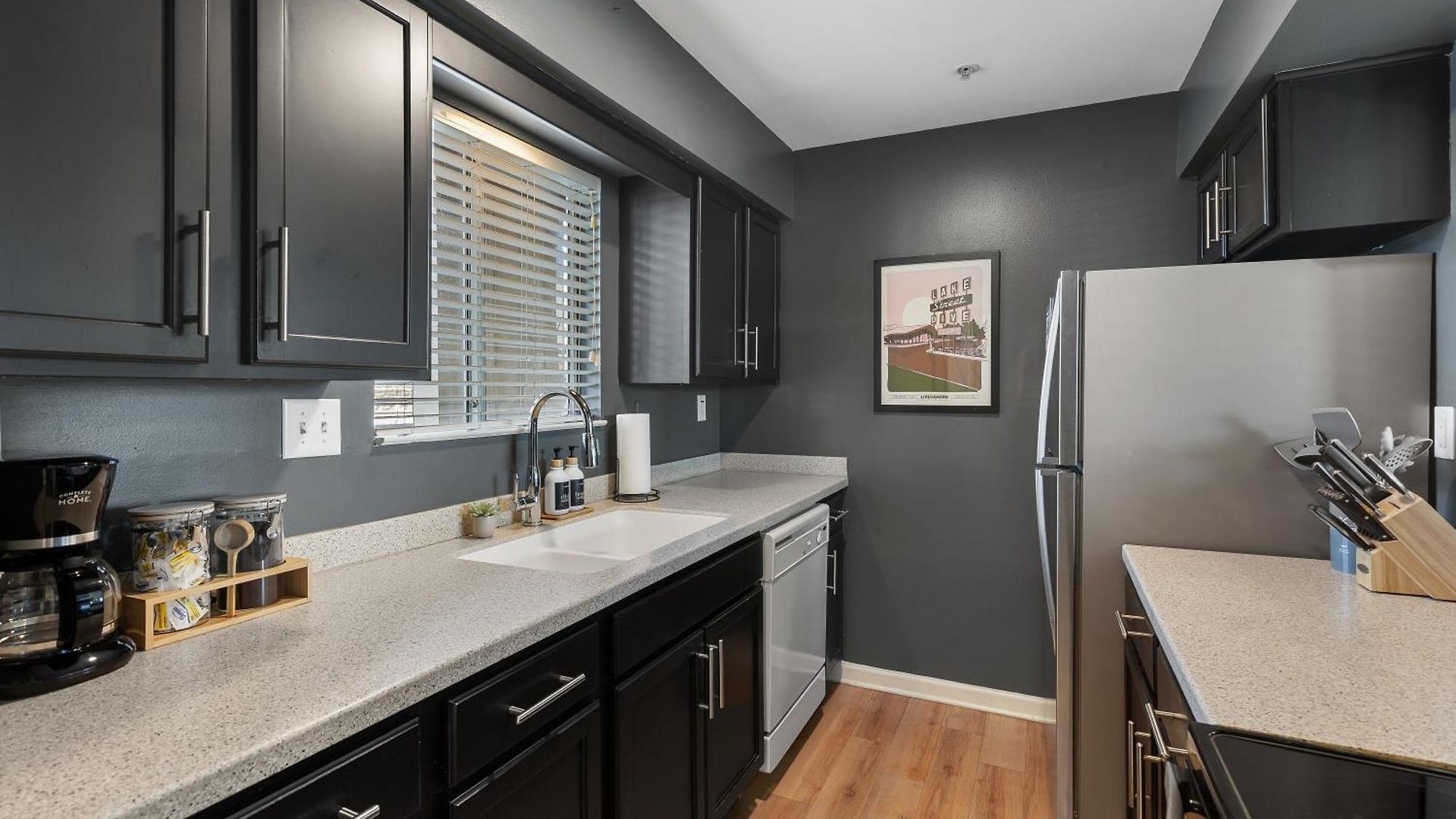 Oasis Walk To Broadway With Pool, Parking, Gym And Patio Apartment