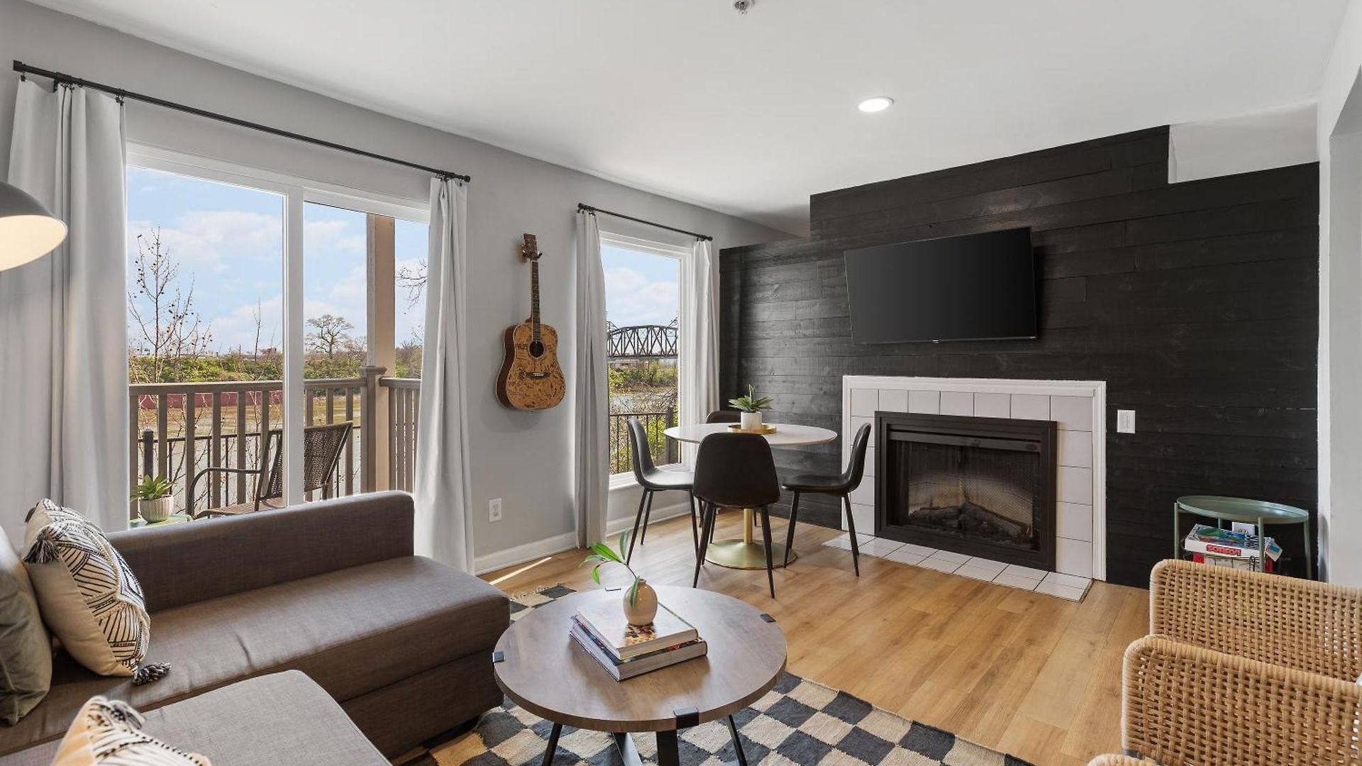 Oasis Walk To Broadway With Pool, Parking, Gym And Patio * Nashville