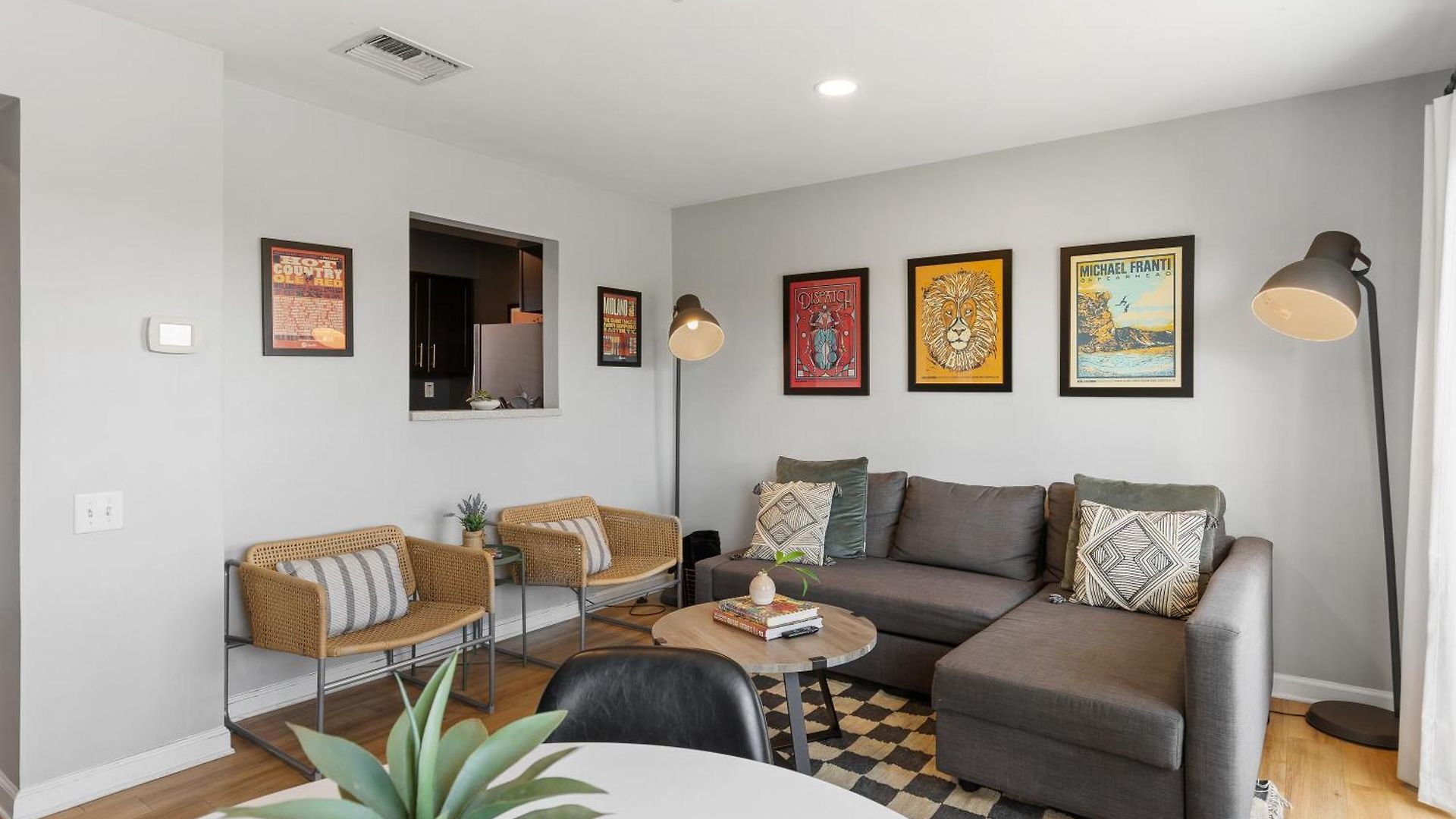 Oasis Walk To Broadway With Pool, Parking, Gym And Patio * Nashville