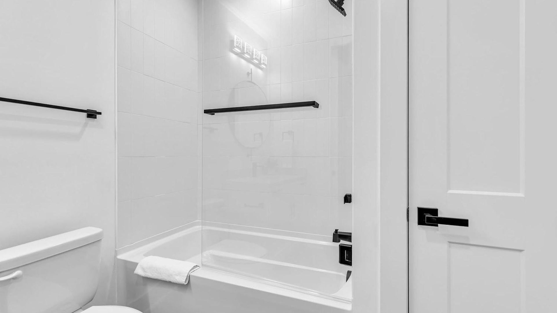 Luxury Hot Tub & Rooftop Deck Downtown *