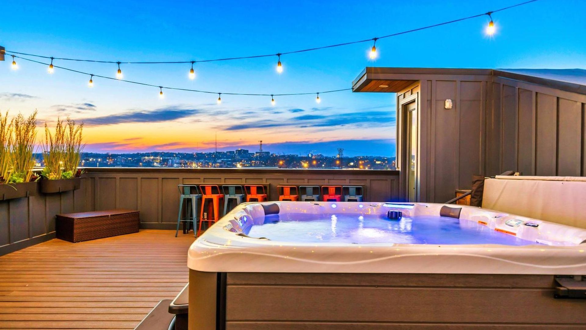 Luxury Hot Tub & Rooftop Deck Downtown Holiday home