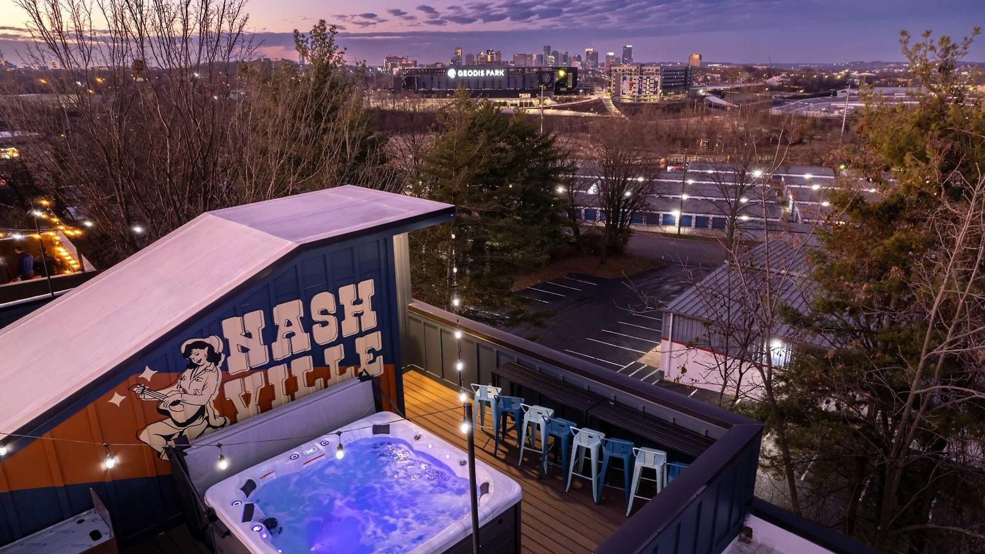 Twin Homes Rooftop Deck Hot Tub Outdoor Kitchen Holiday home Nashville