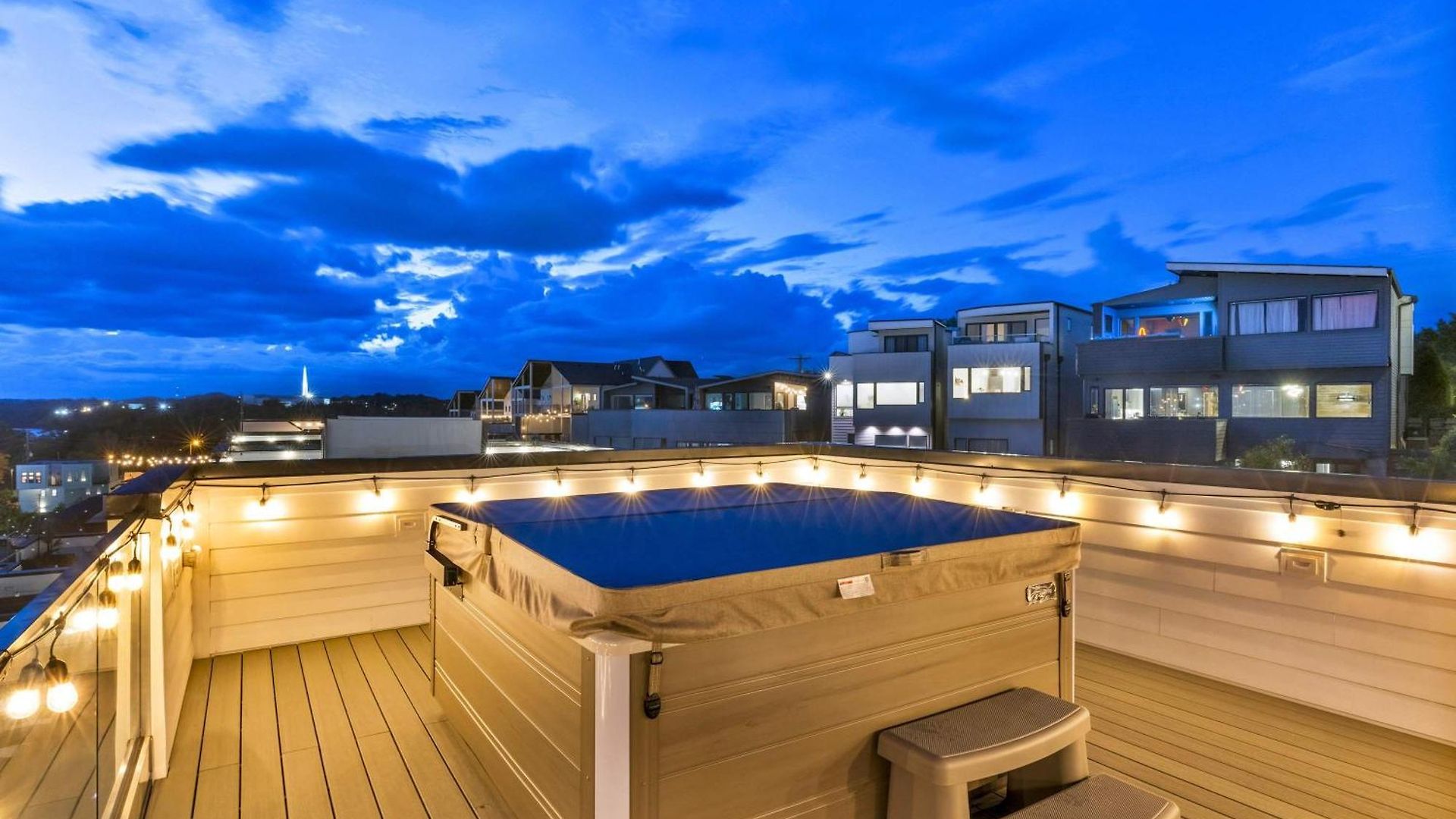 Holiday home Double Rooftop Decks Hot Tub Karaoke *