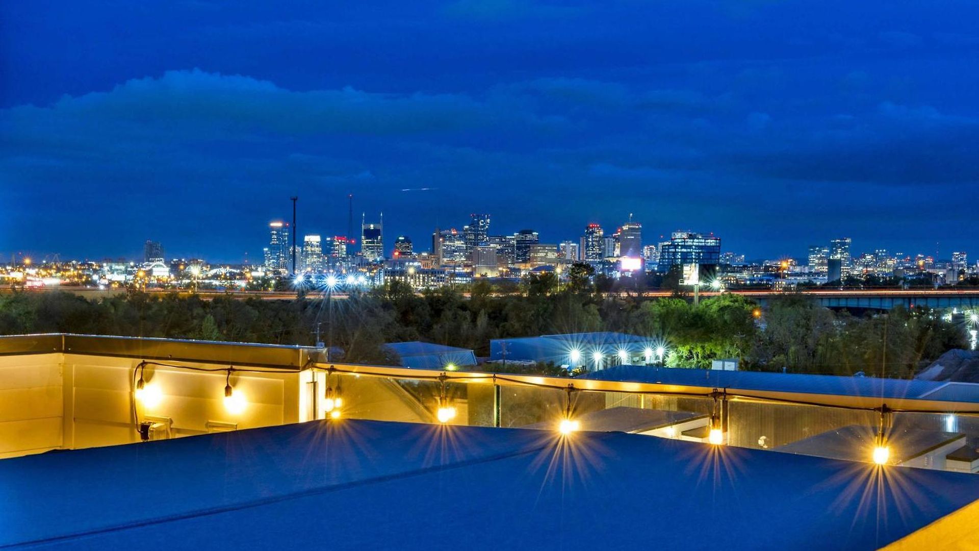 Double Rooftop Decks Hot Tub Karaoke Holiday home Nashville