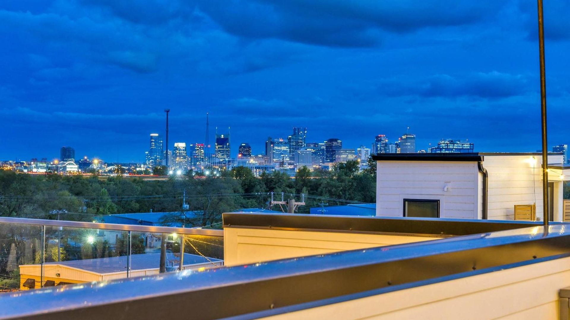 Double Rooftop Decks Hot Tub Karaoke * Nashville