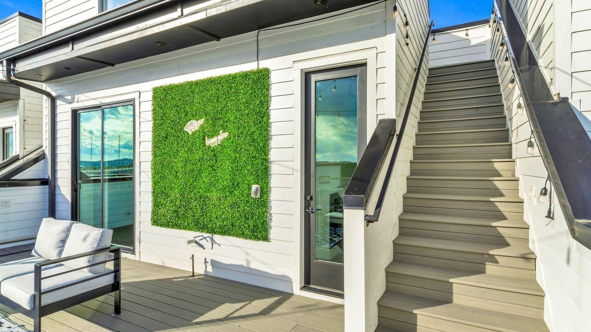 Double Rooftop Decks Hot Tub Karaoke Holiday home *