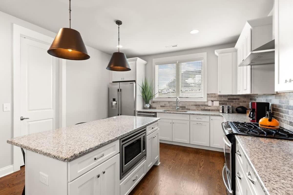 2 Chic Townhomes Near Geodis Sleeps 22 Holiday home Nashville