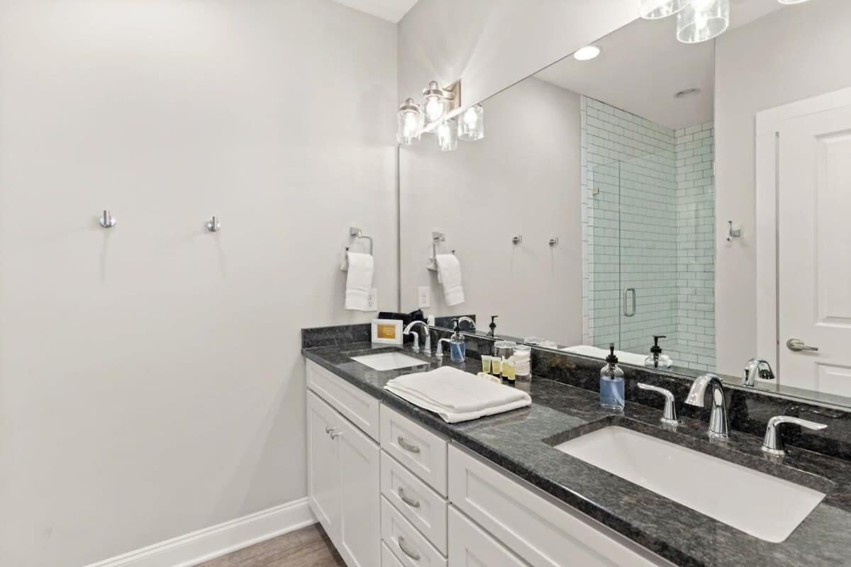 2 Chic Townhomes Near Geodis Sleeps 22 Holiday home