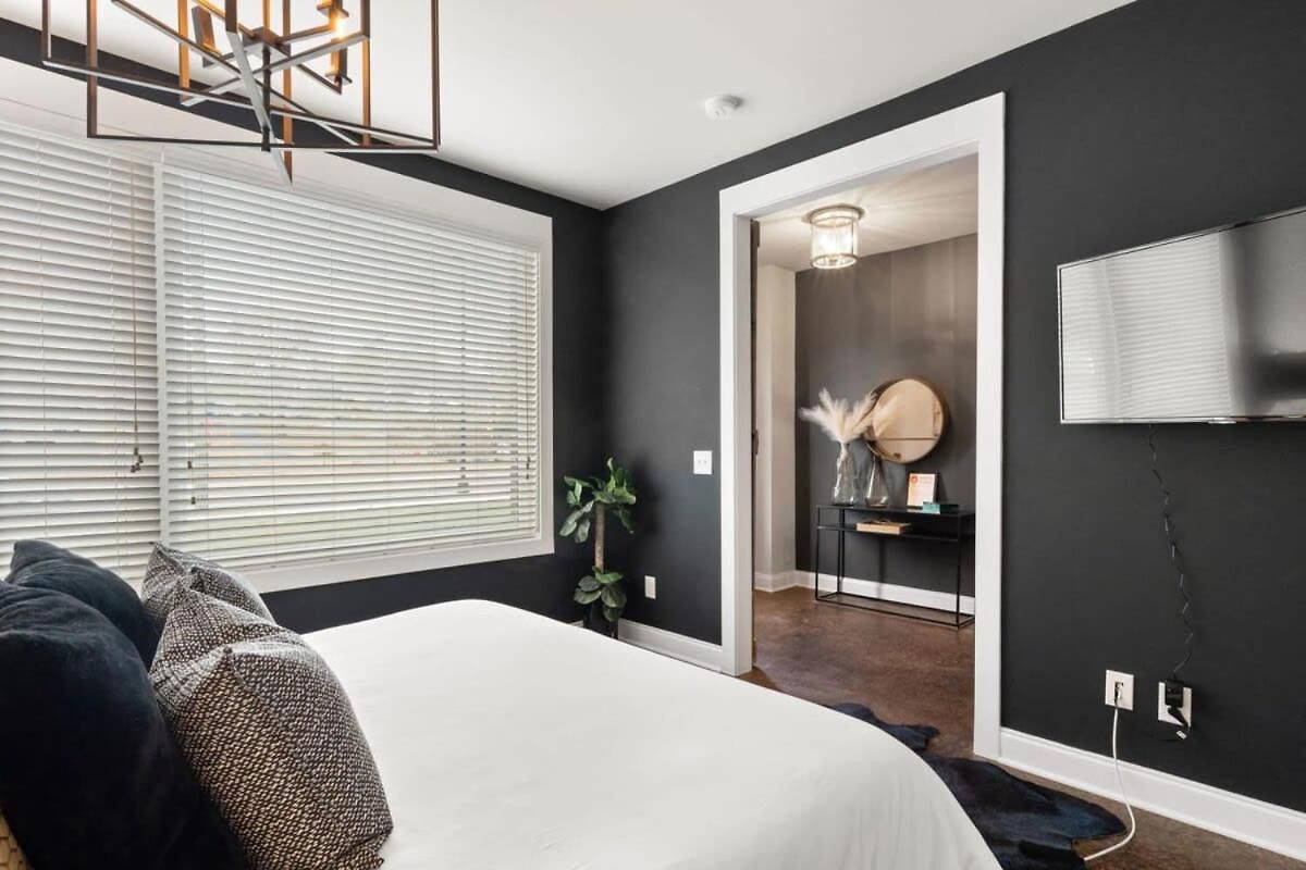 2 Chic Townhomes Near Geodis Sleeps 22 * Nashville