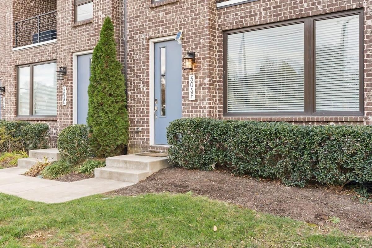 Holiday home 2 Chic Townhomes Near Geodis Sleeps 22