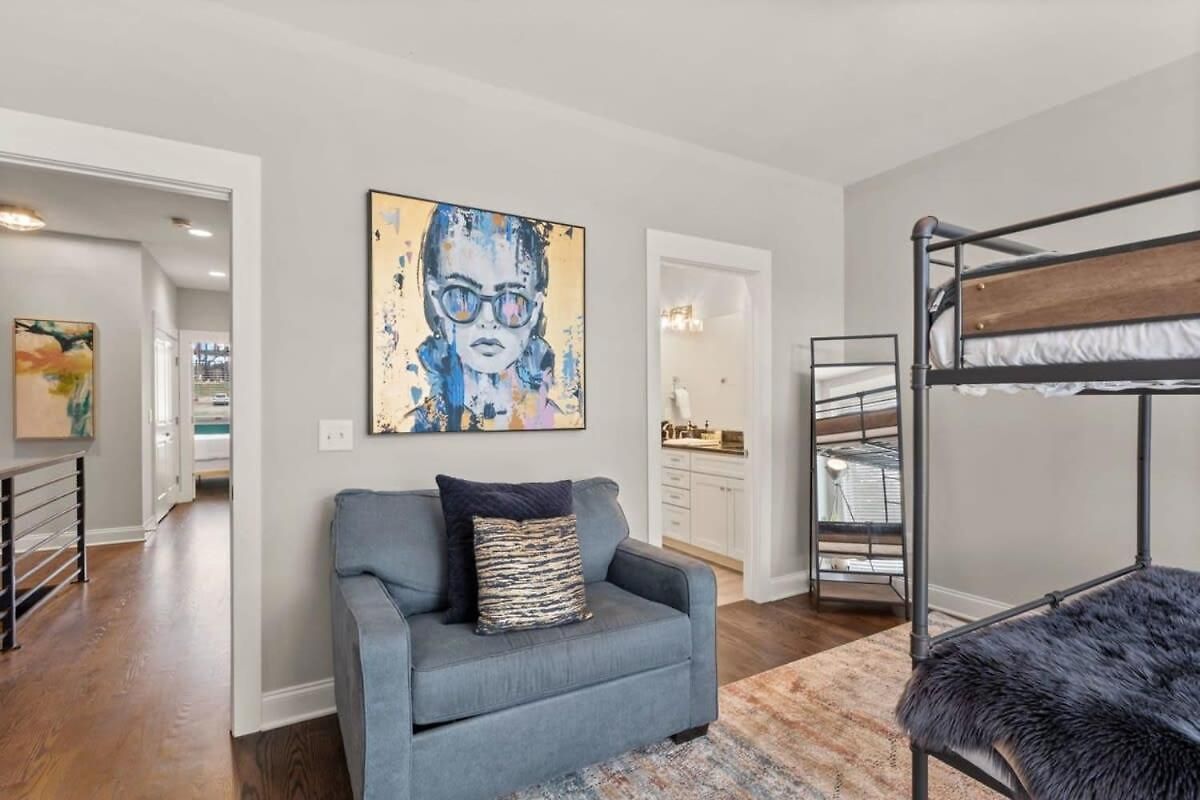 2 Chic Townhomes Near Geodis Sleeps 22 *