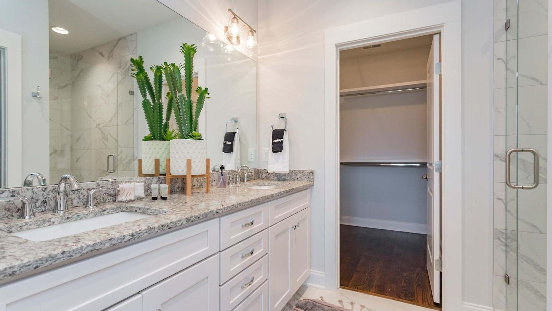 Holiday home 2 Chic Townhomes Near Geodis Sleeps 22 *