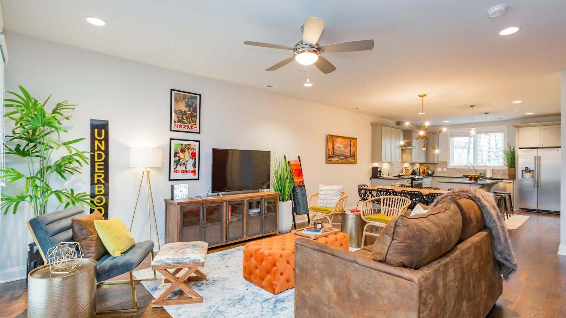 2 Chic Townhomes Near Geodis Sleeps 22 Holiday home *