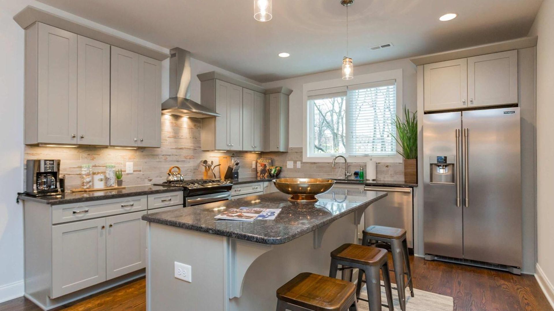 Holiday home 2 Chic Townhomes Near Geodis Sleeps 22 *