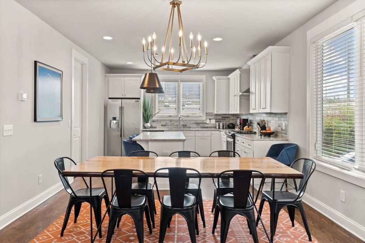 2 Chic Townhomes Near Geodis Sleeps 22 *