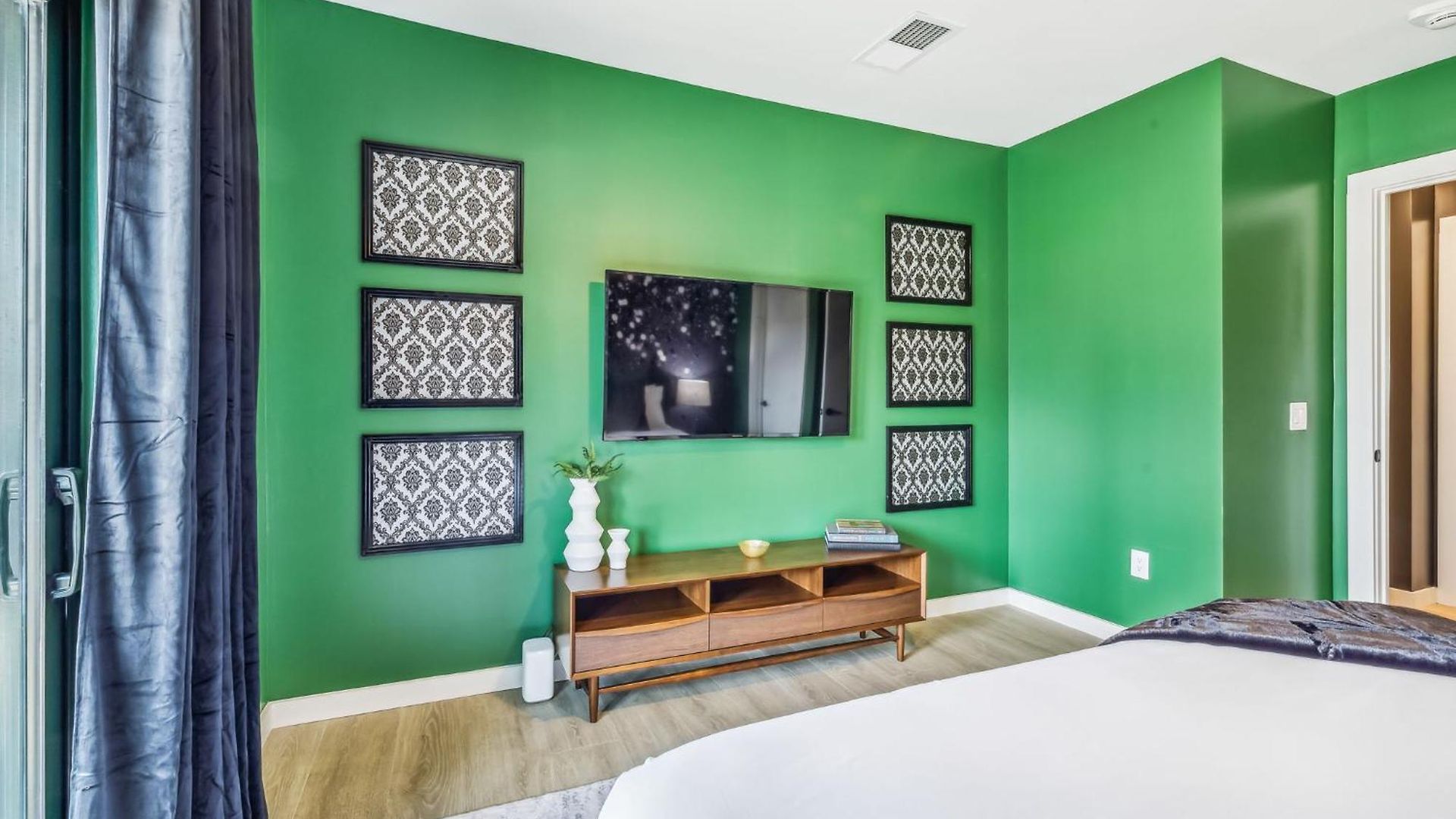Walk To Broadway From The 12/30 Lounge In Downtown Nashville! Holiday home Nashville