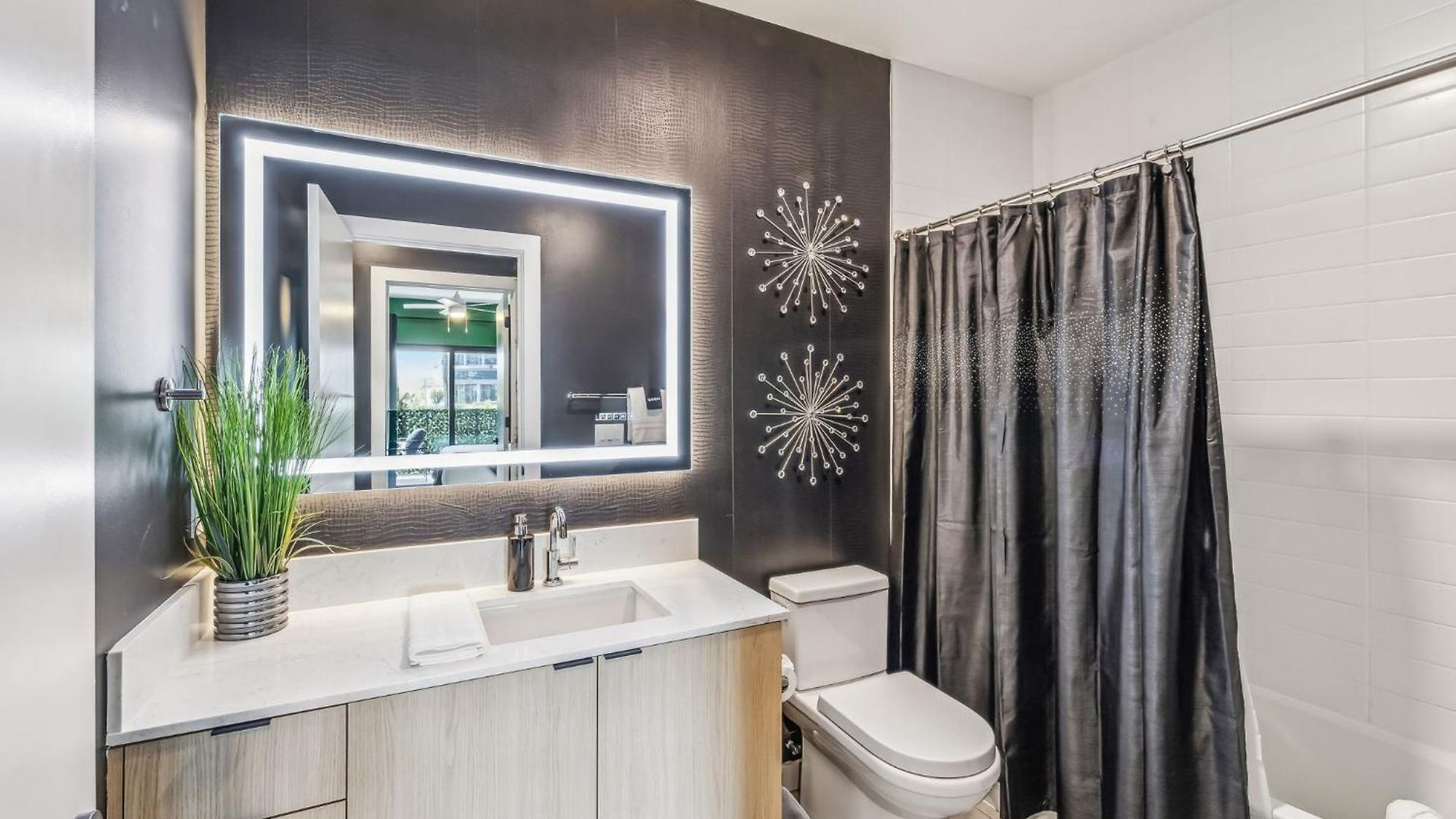Walk To Broadway From The 12/30 Lounge In Downtown Nashville! Holiday home