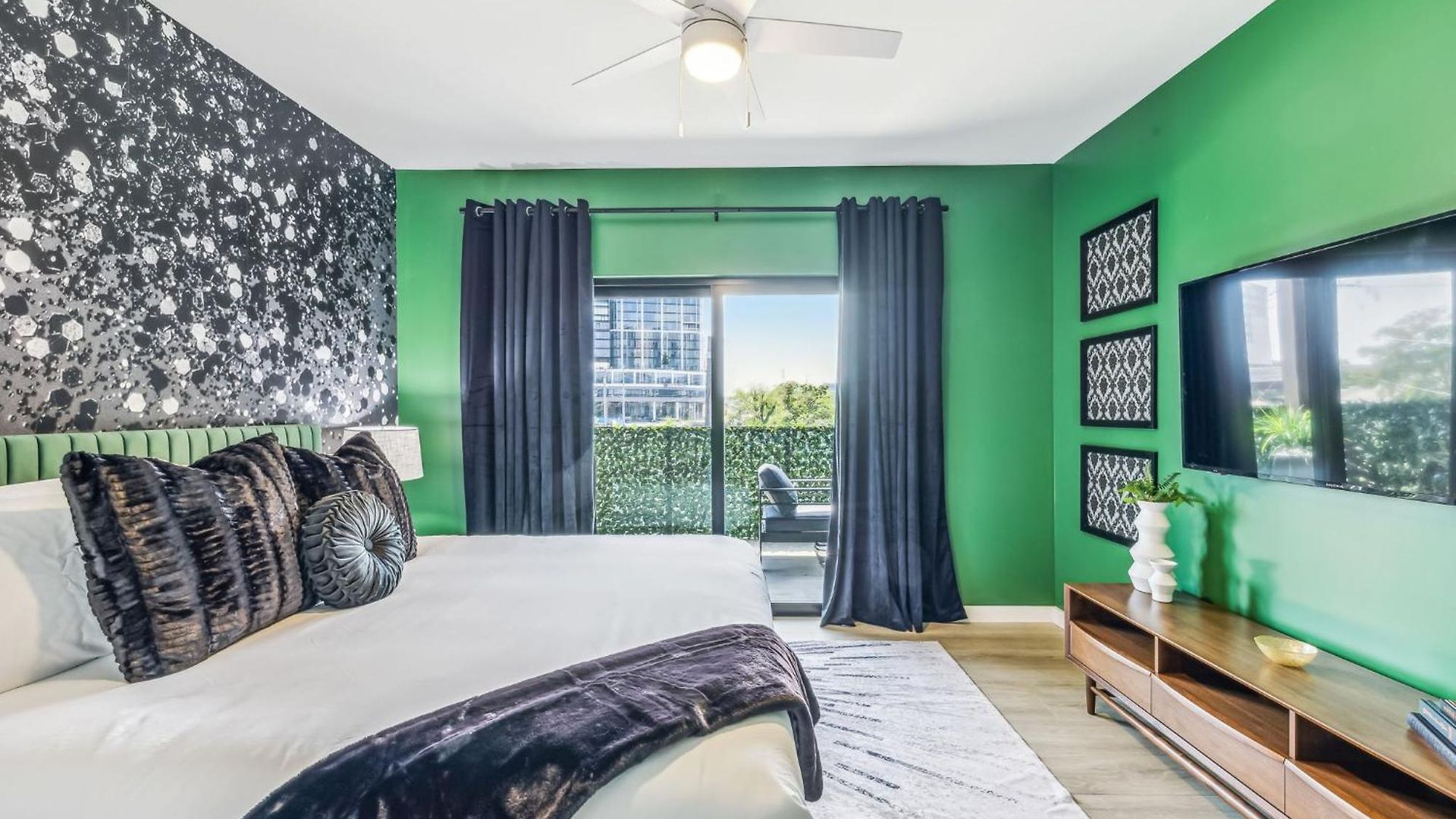 Walk To Broadway From The 12/30 Lounge In Downtown Nashville! *