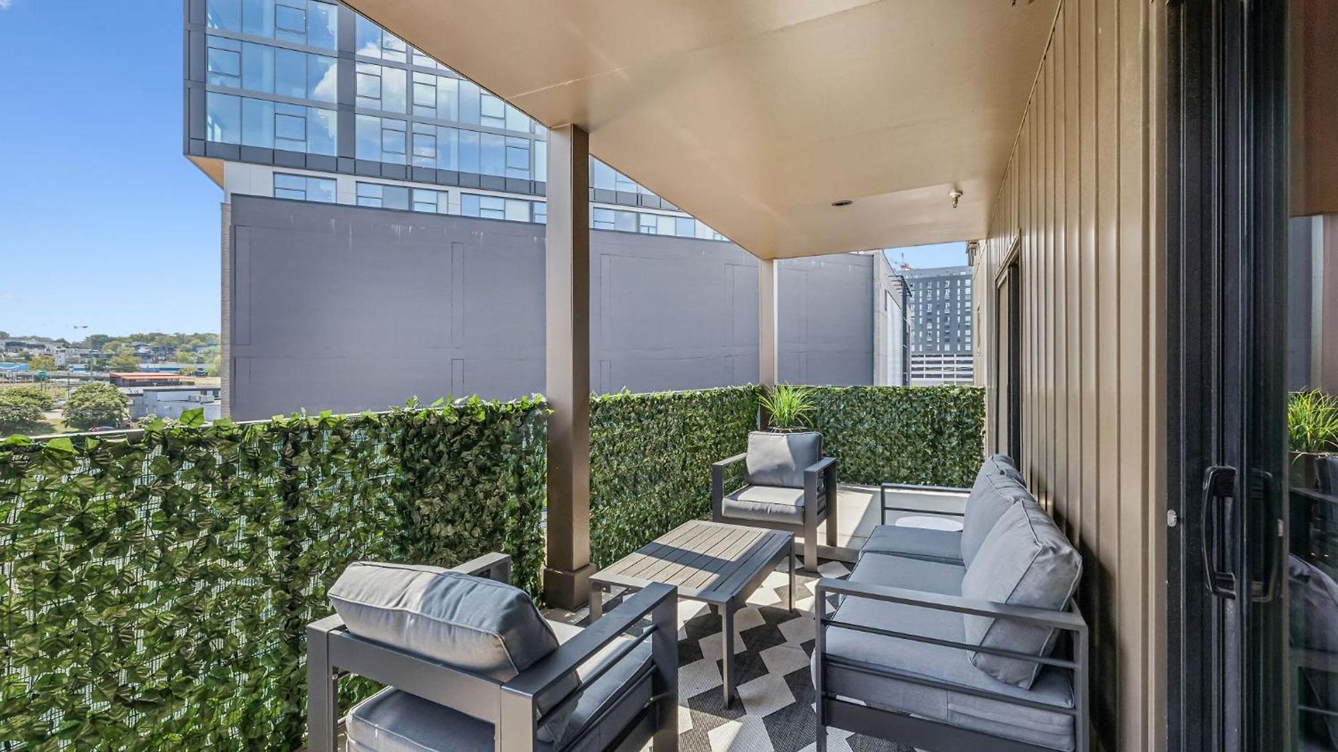Walk To Broadway From The 12/30 Lounge In Downtown Nashville! * Nashville