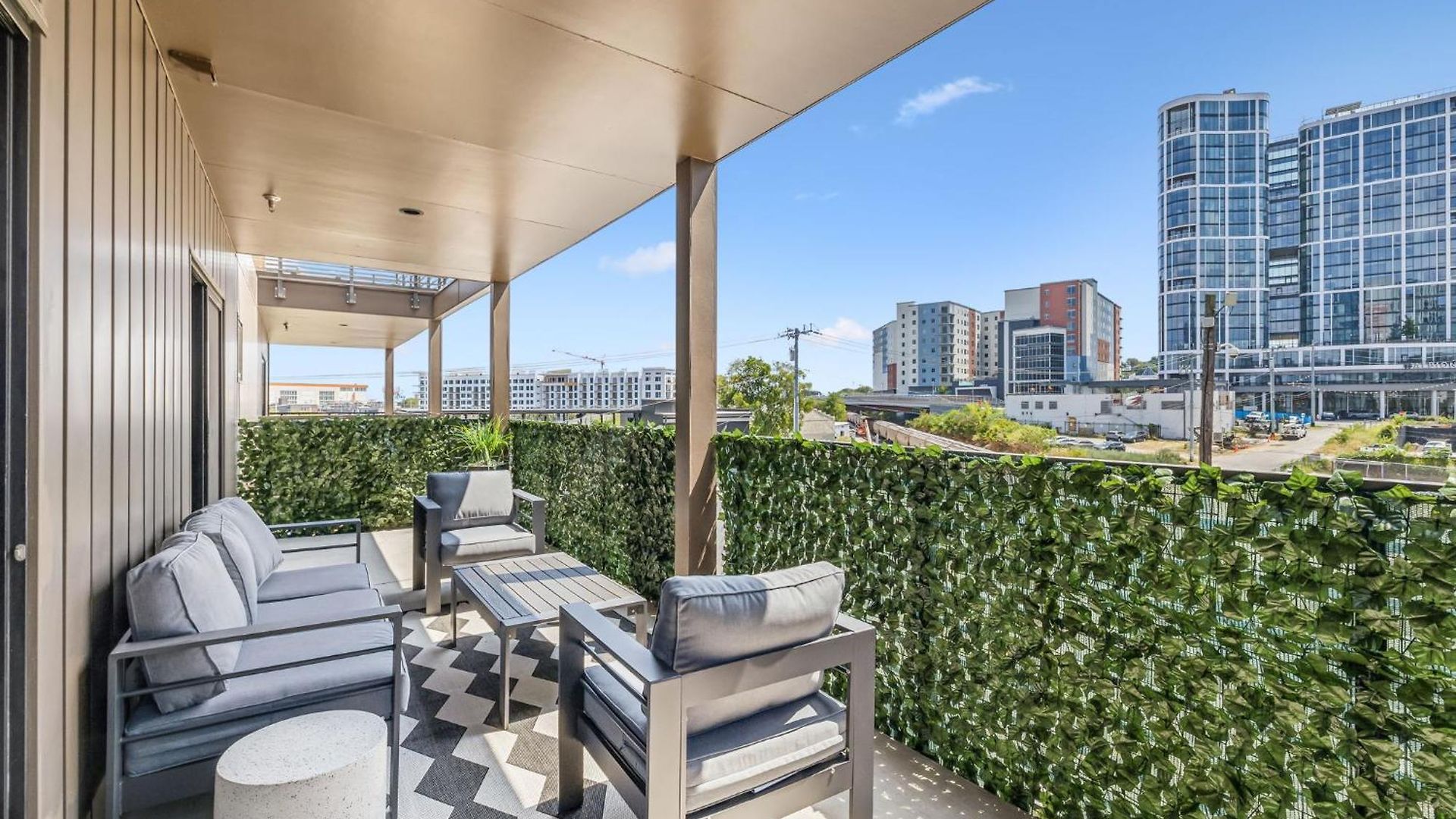 Walk To Broadway From The 12/30 Lounge In Downtown Nashville! *