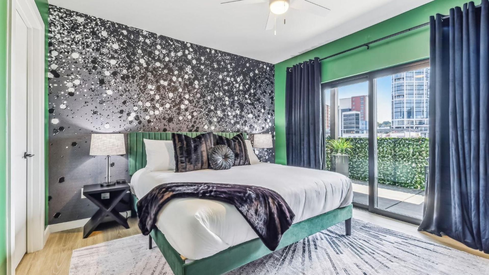Walk To Broadway From The 12/30 Lounge In Downtown Nashville! Nashville