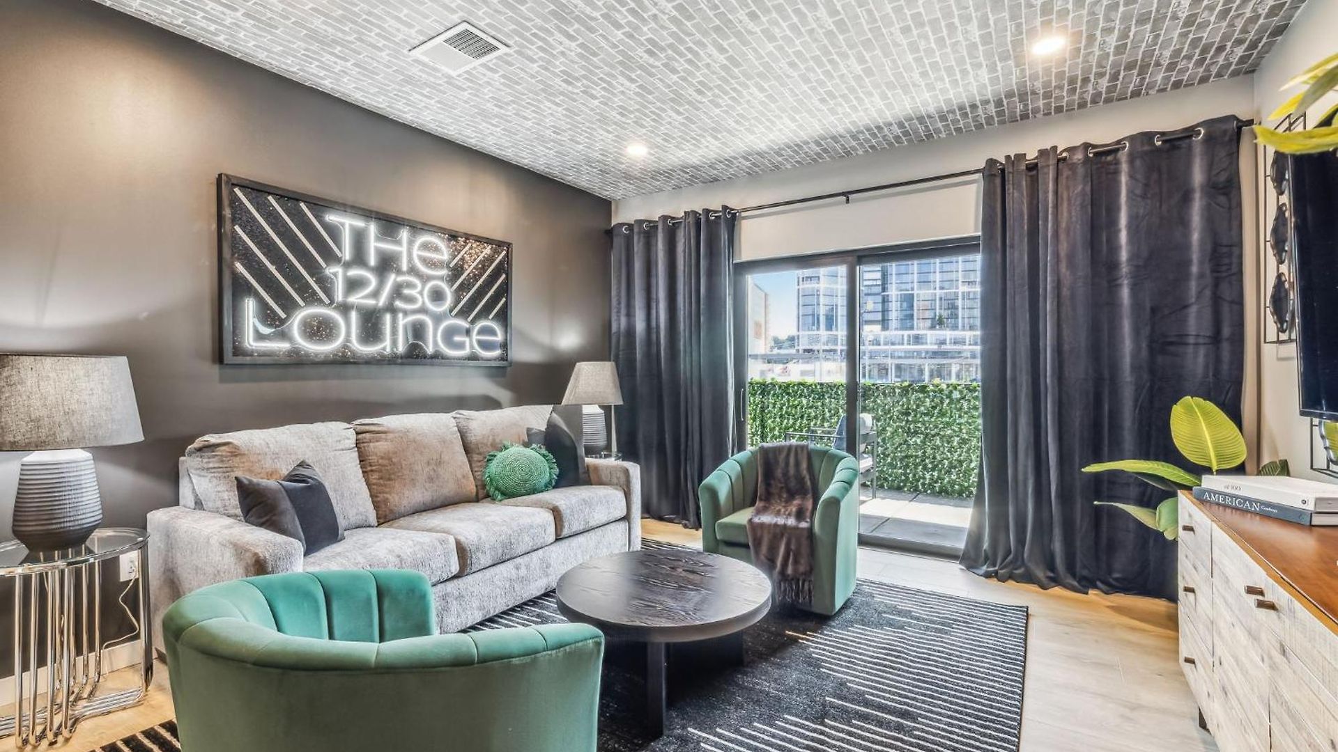 Walk To Broadway From The 12/30 Lounge In Downtown Nashville! * Nashville
