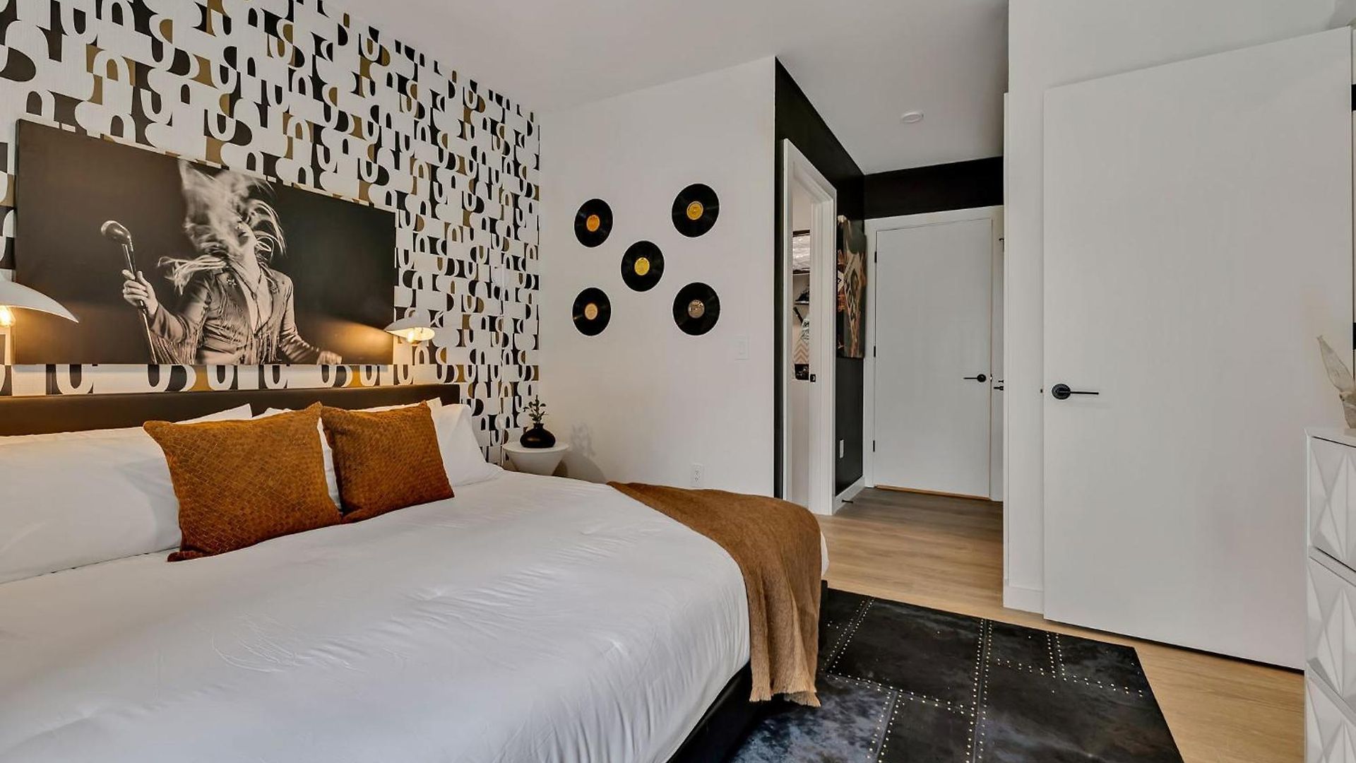 The Gibson- Pool/gym/parking, Walk To Broadway Holiday home Nashville