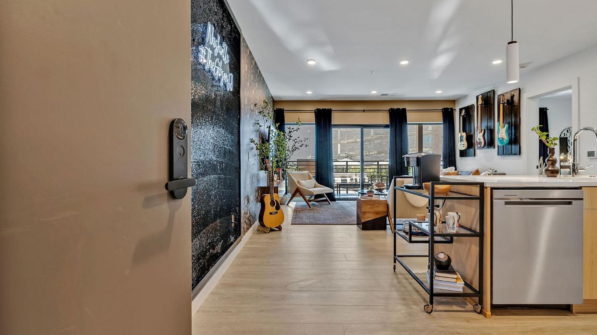 The Gibson- Pool/gym/parking, Walk To Broadway Holiday home