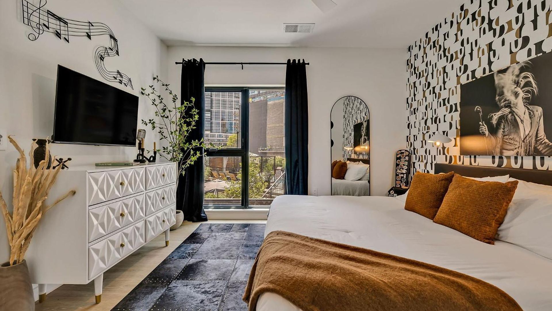 The Gibson- Pool/gym/parking, Walk To Broadway Holiday home Nashville