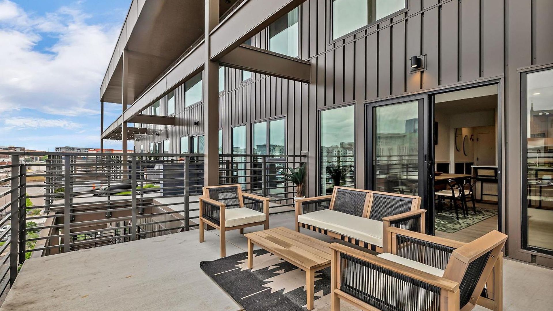 Beverly Nash Downtown, Incredible Skyline Views, Walk To Broadway! * Nashville
