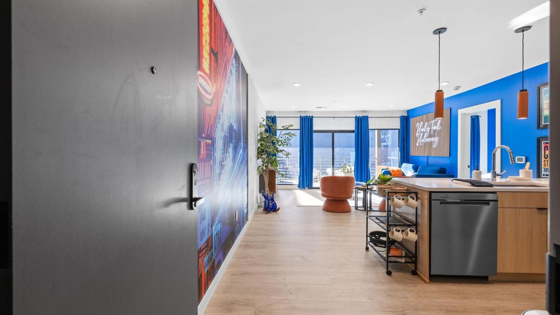 Honky Tonk Hideaway Walk To Broadway W Gym, Pool, Parking Holiday home *