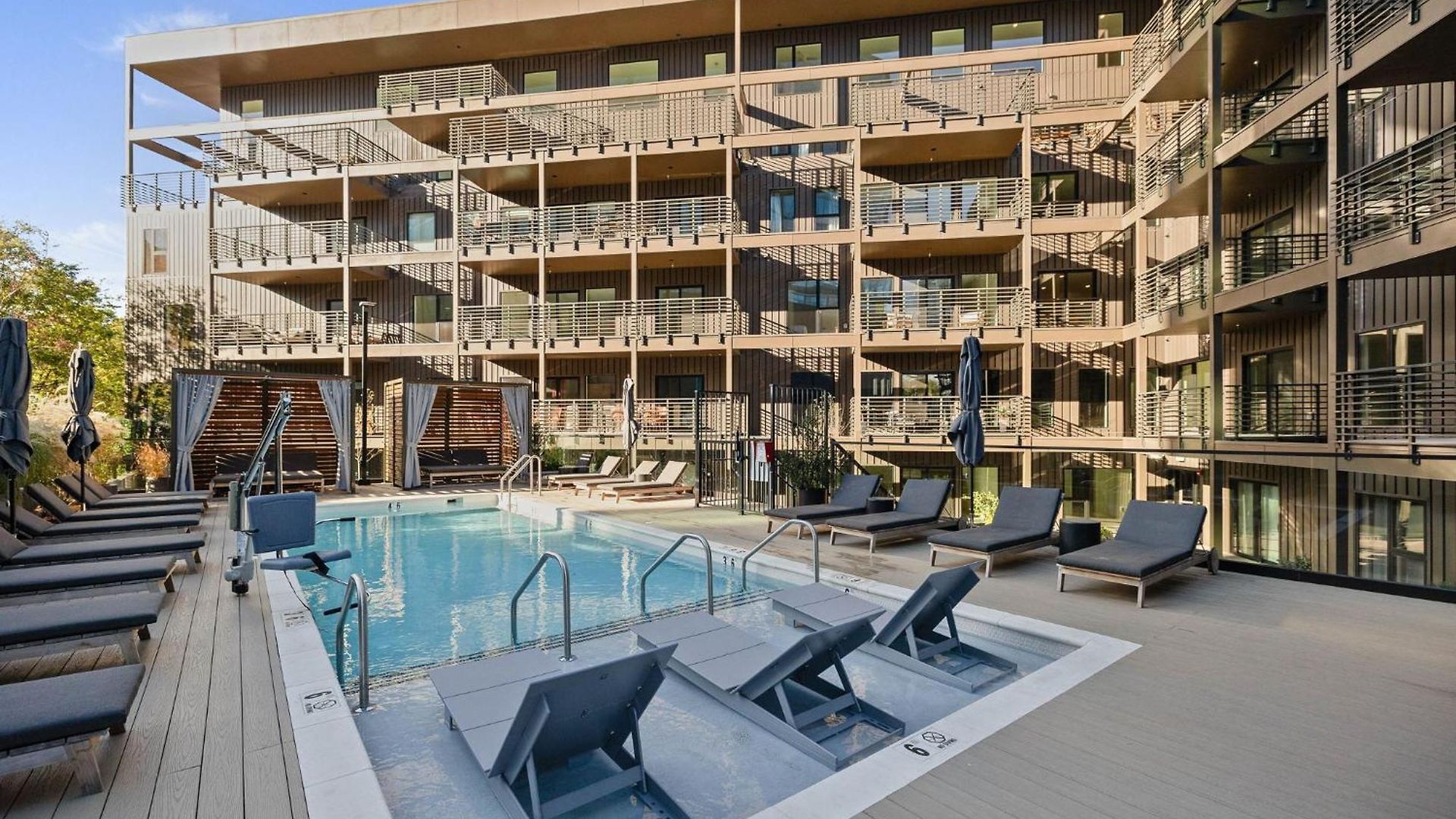 Walk To Downtown Nash From The Speakeasy Pool, Gym, Parking And More, Amazing Location Holiday home *