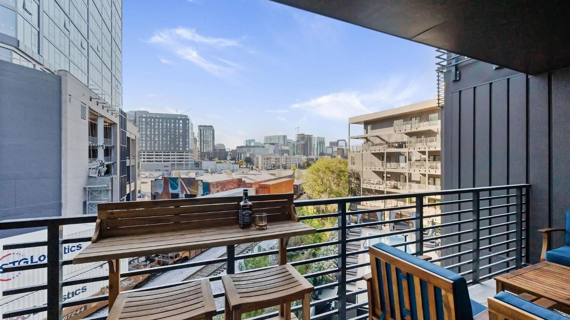 Holiday home Walk To Downtown Nash From The Speakeasy Pool, Gym, Parking And More, Amazing Location *