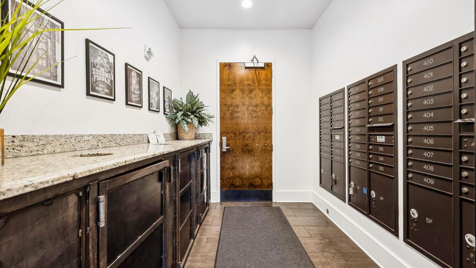 Legends Loft Modern Near Vandy On West End Holiday home