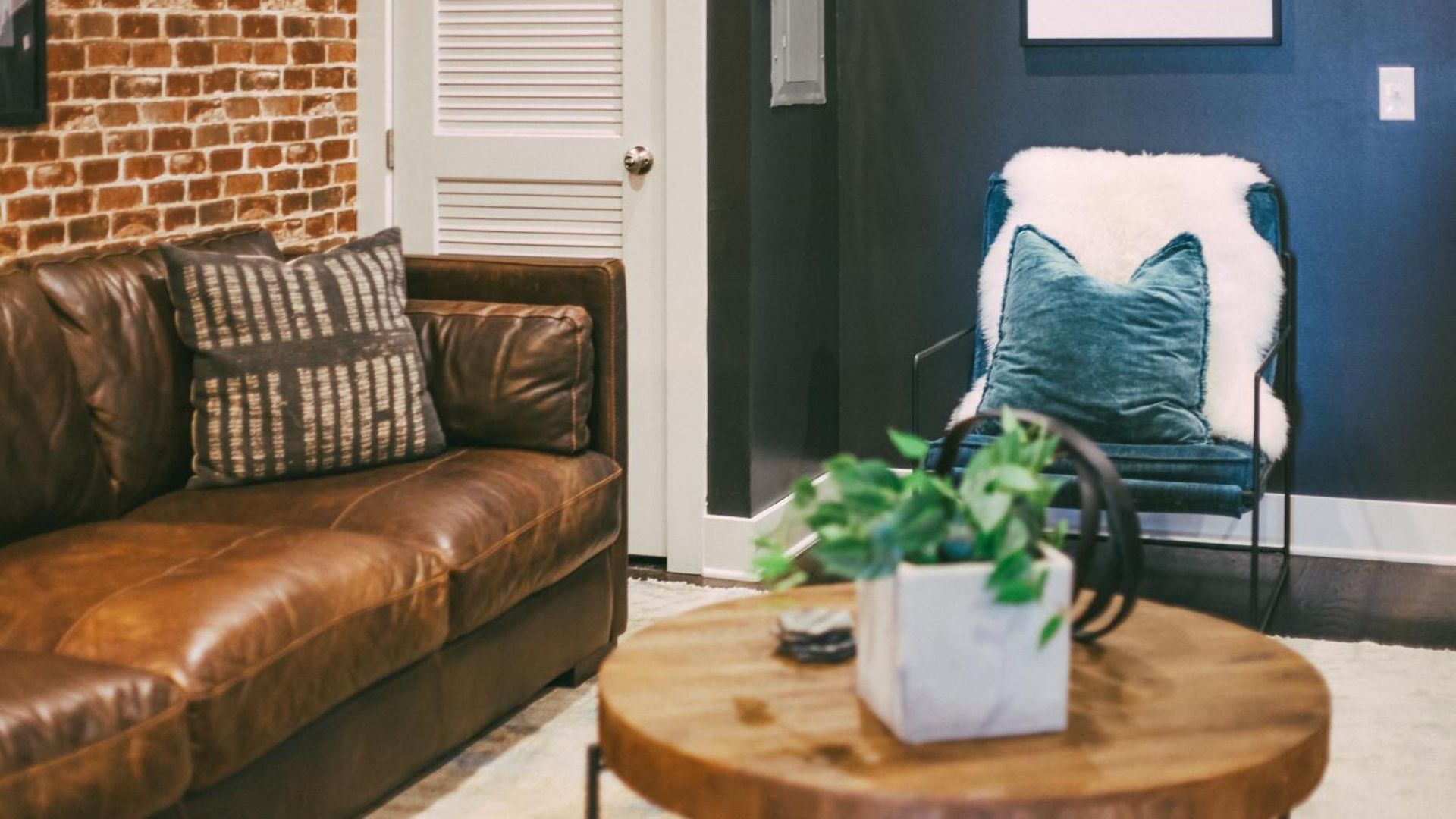 Legends Loft Modern Near Vandy On West End Holiday home *