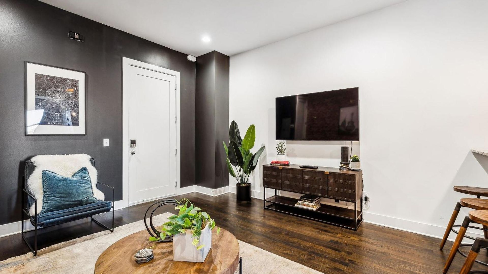 Legends Loft Modern Near Vandy On West End Holiday home