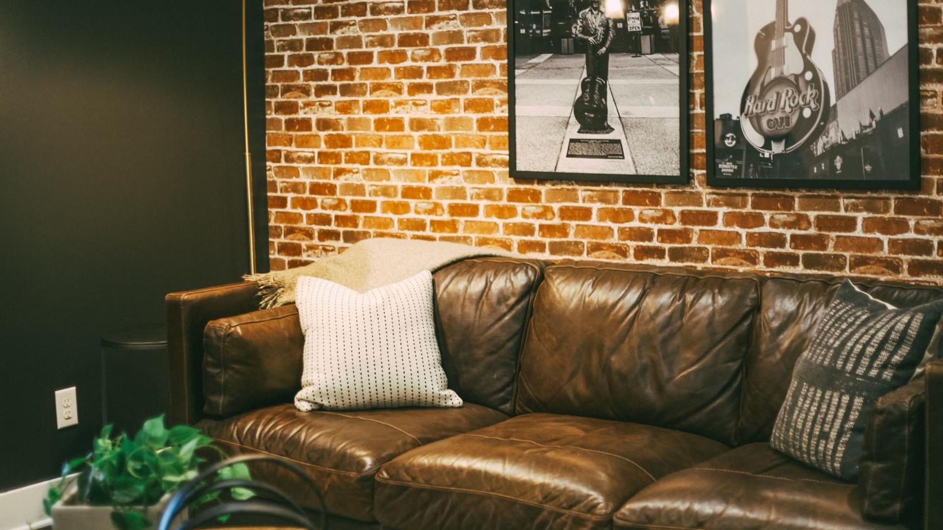 Legends Loft Modern Near Vandy On West End Holiday home *