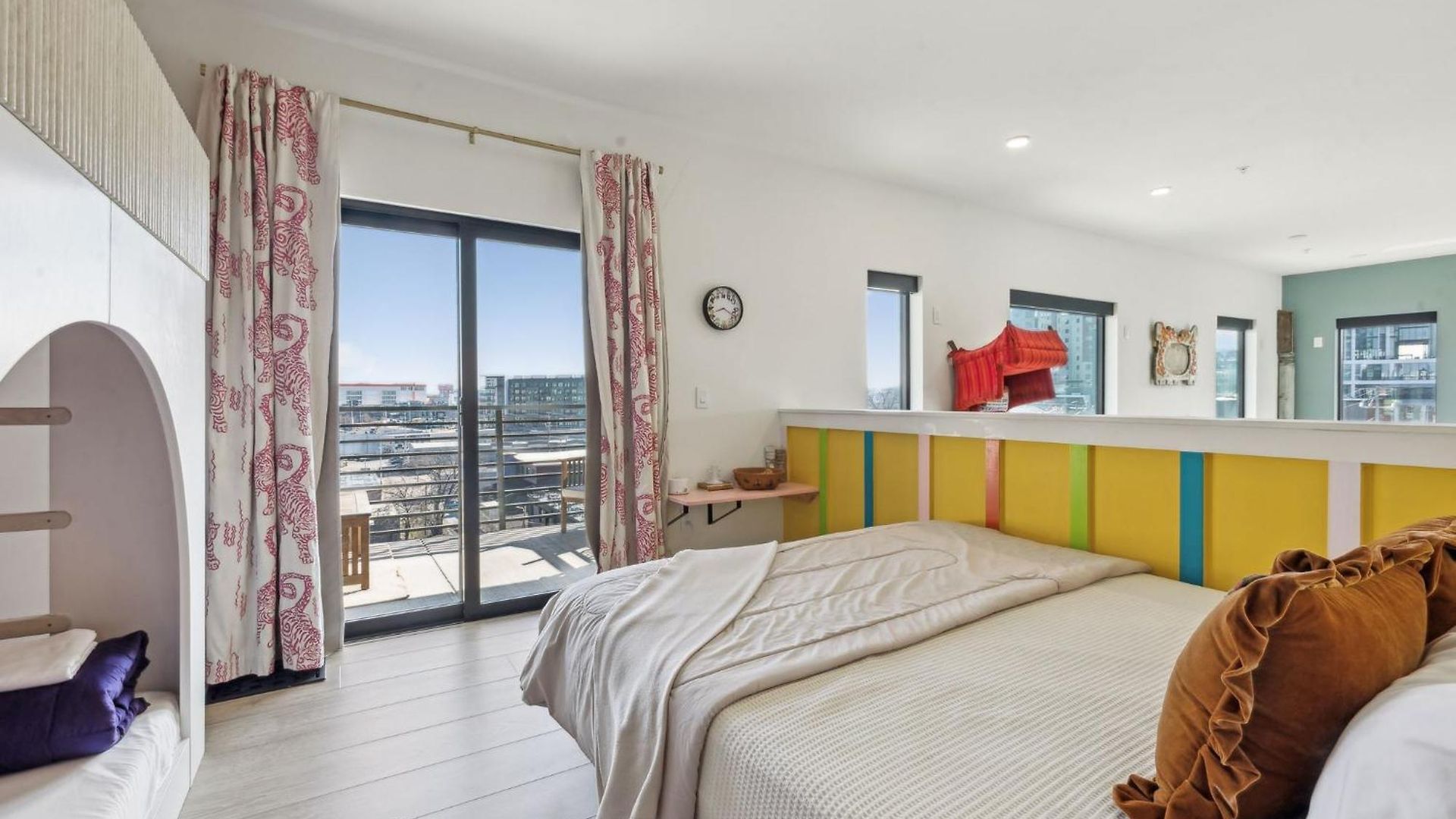 Pie Town Emporium- Walk To Broadway, Enjoy Views, Pool, Gym Holiday home *