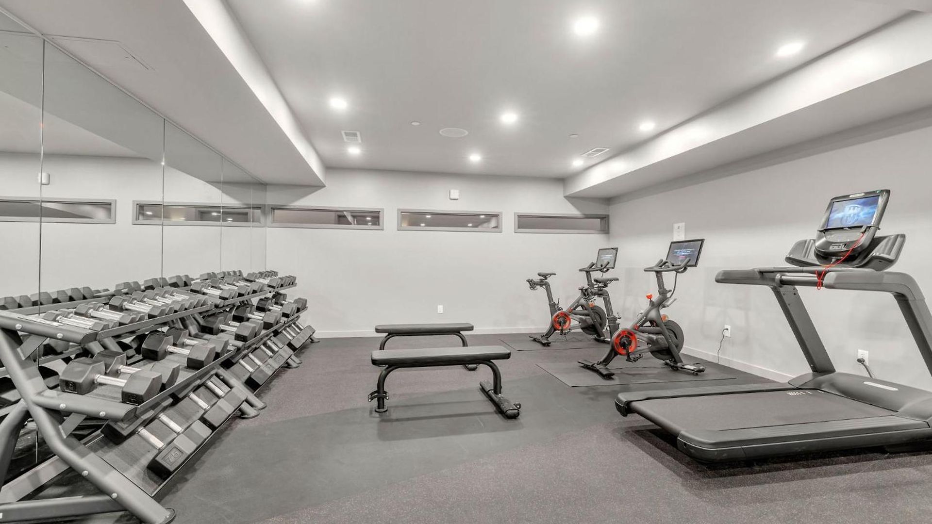 Layla's Downtown Nash Retreat | Walk To Broadway - Pool, Gym, Private Balcony, And More! Holiday home