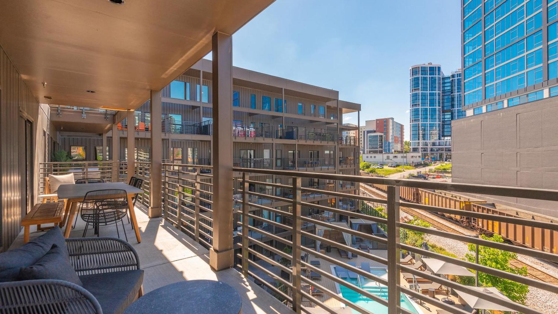 Holiday home Layla's Downtown Nash Retreat | Walk To Broadway - Pool, Gym, Private Balcony, And More! *