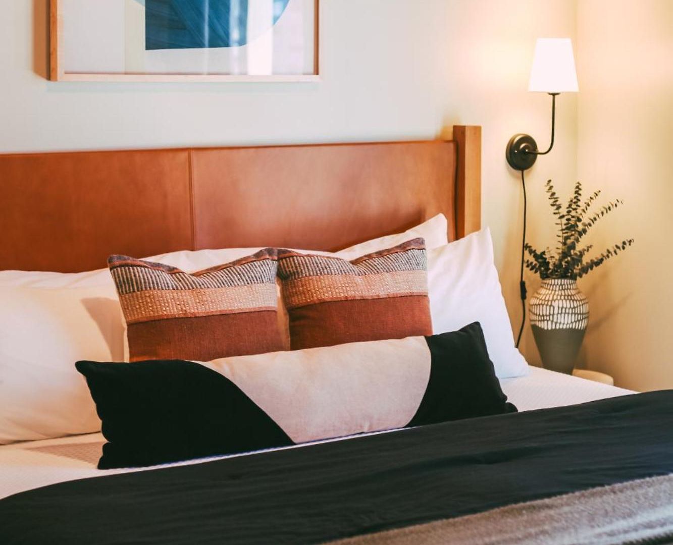 Layla's Downtown Nash Retreat | Walk To Broadway - Pool, Gym, Private Balcony, And More! *