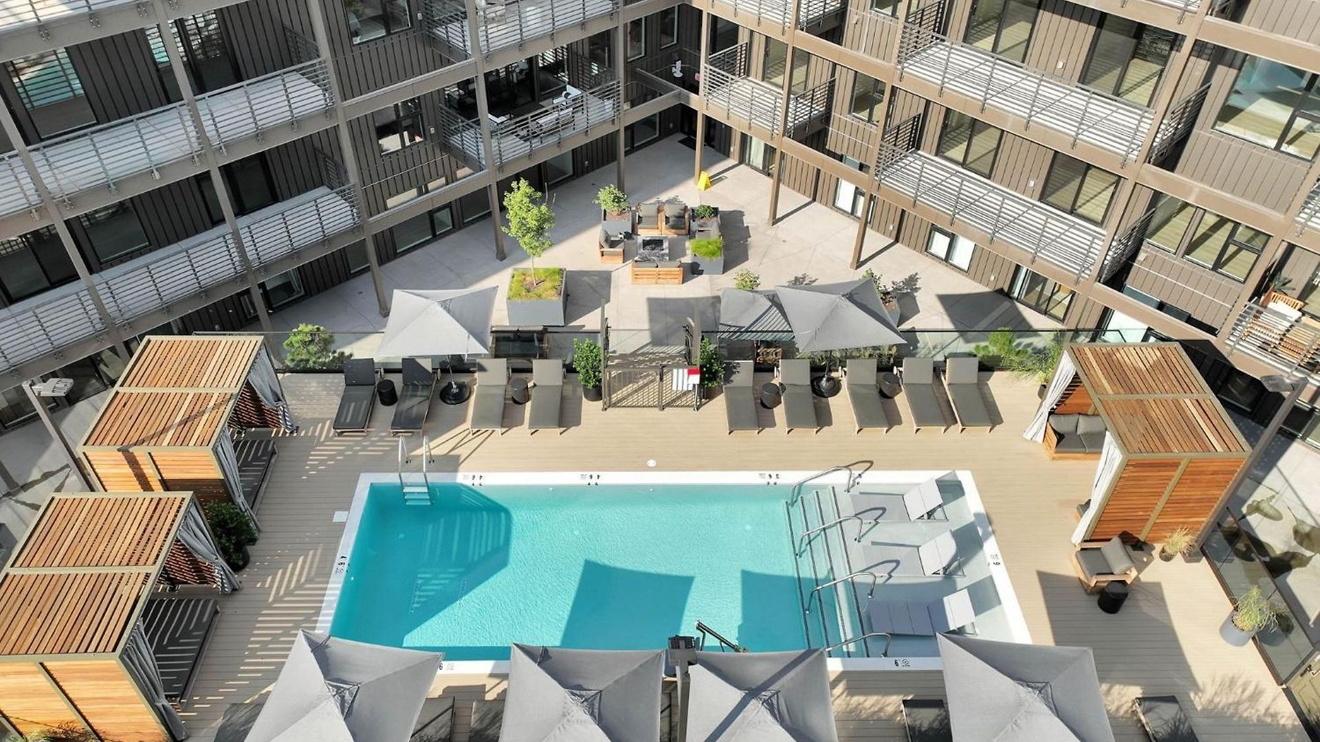 Layla's Downtown Nash Retreat | Walk To Broadway - Pool, Gym, Private Balcony, And More! Holiday home