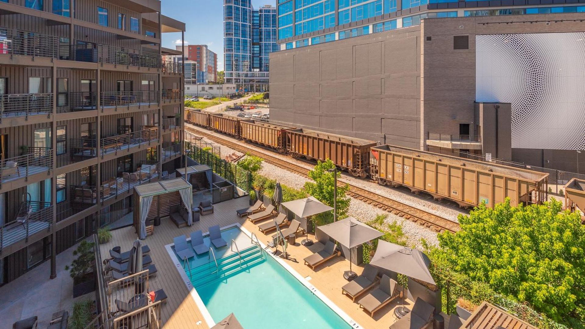 Layla's Downtown Nash Retreat | Walk To Broadway - Pool, Gym, Private Balcony, And More! * Nashville
