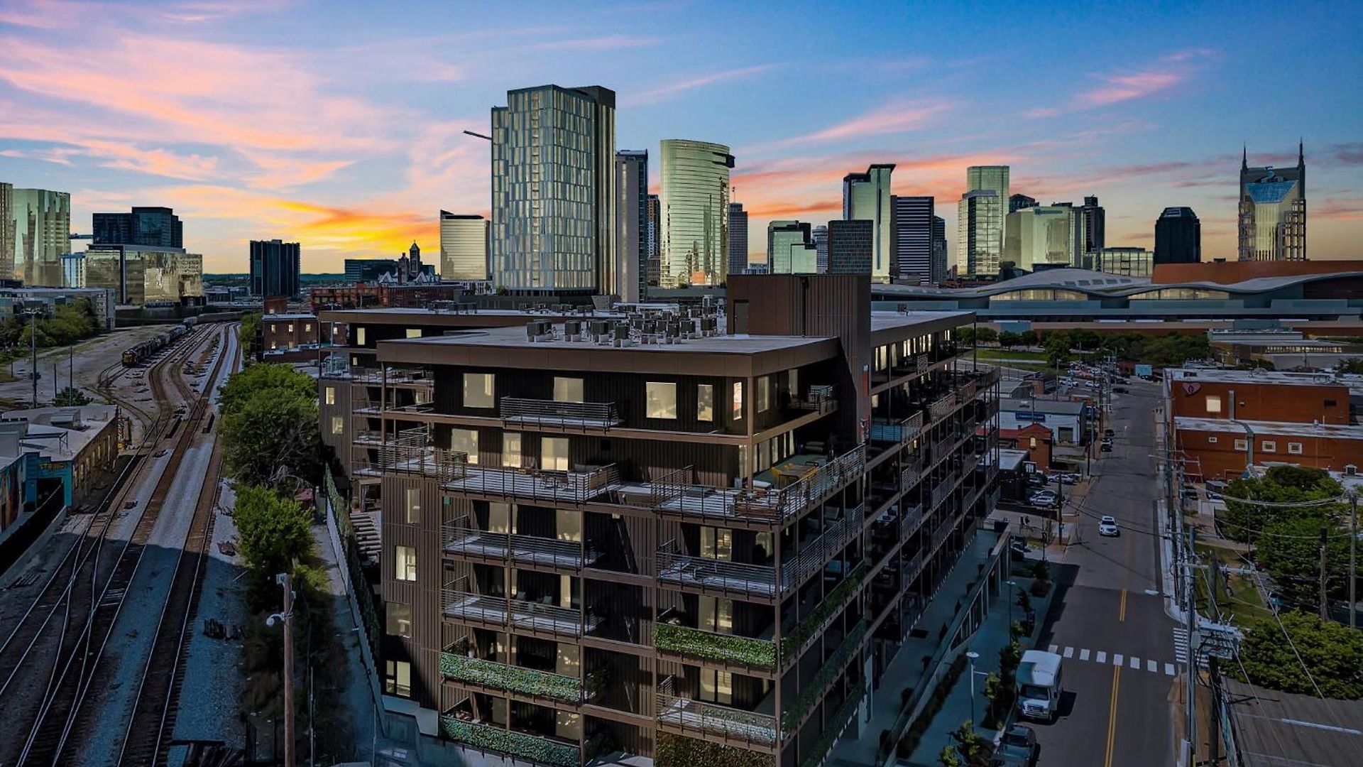 Holiday home Layla's Downtown Nash Retreat | Walk To Broadway - Pool, Gym, Private Balcony, And More!