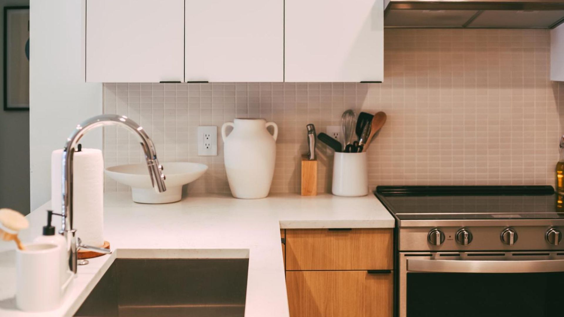 Layla's Downtown Nash Retreat | Walk To Broadway - Pool, Gym, Private Balcony, And More!