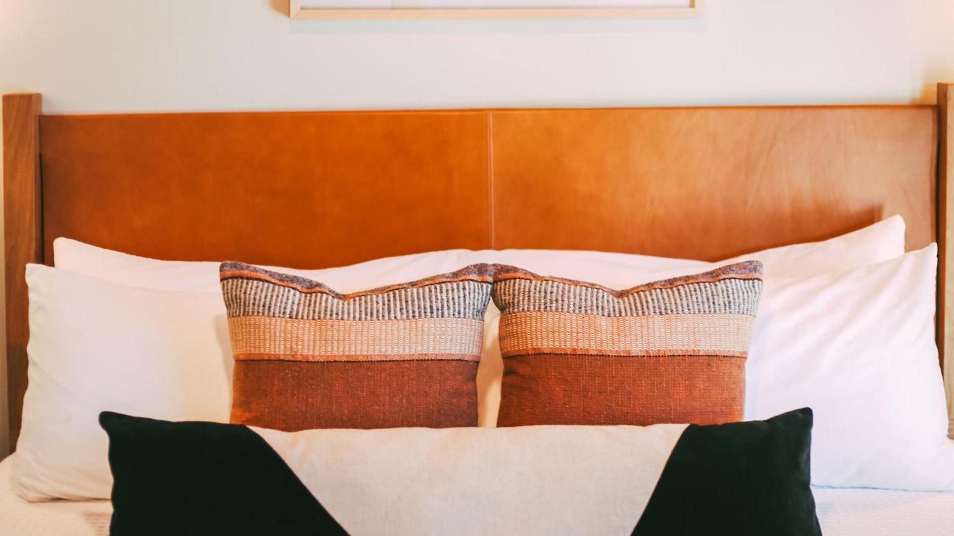 Layla's Downtown Nash Retreat | Walk To Broadway - Pool, Gym, Private Balcony, And More! Nashville